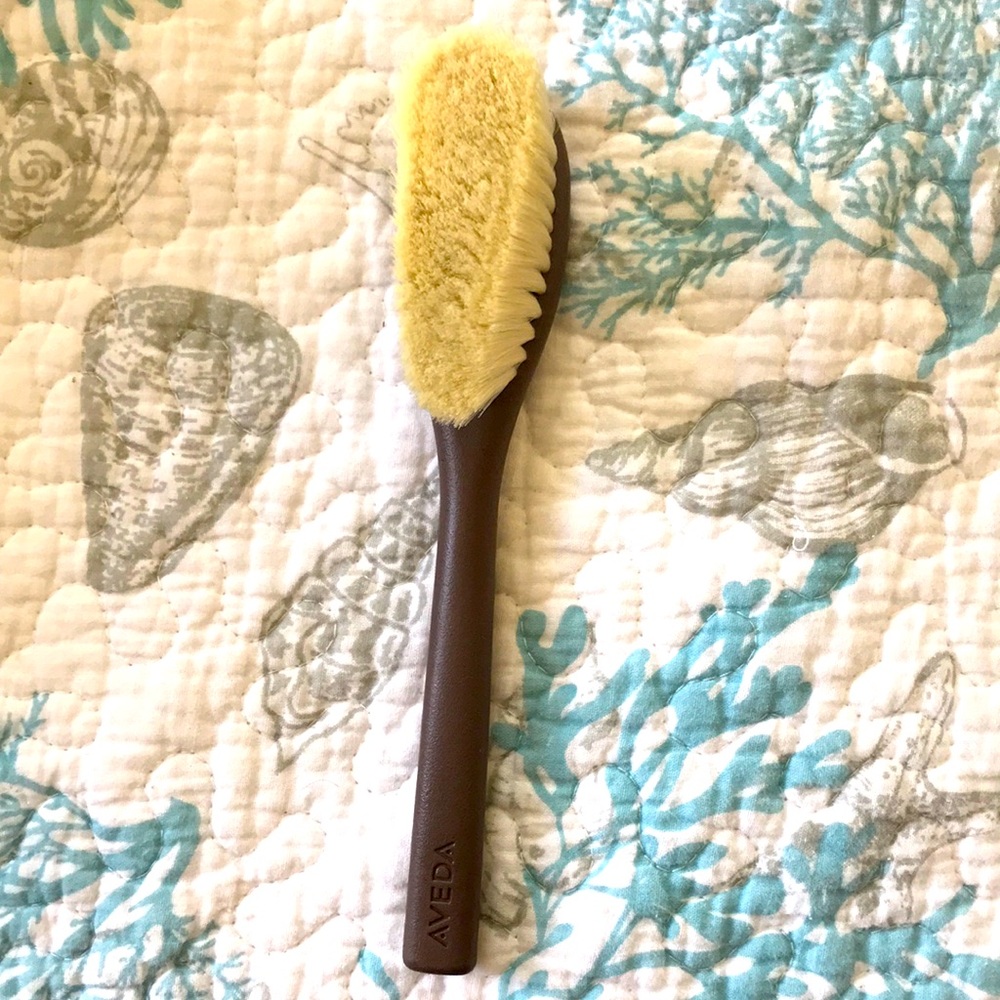 Aveda Tulasara dry brush